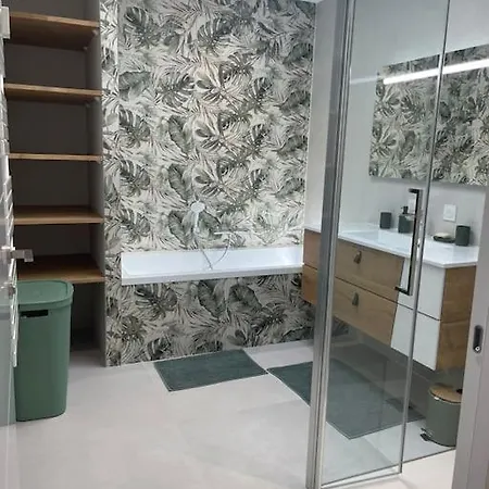 Moderne Avec Piscine, 300m De La